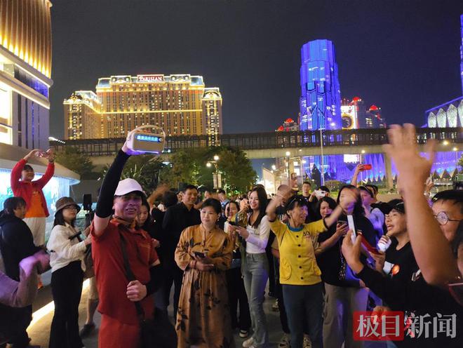 合唱盛况有歌迷为看秀提前两月从美回国QMH球盟会刀郎澳门演唱会场外再现大